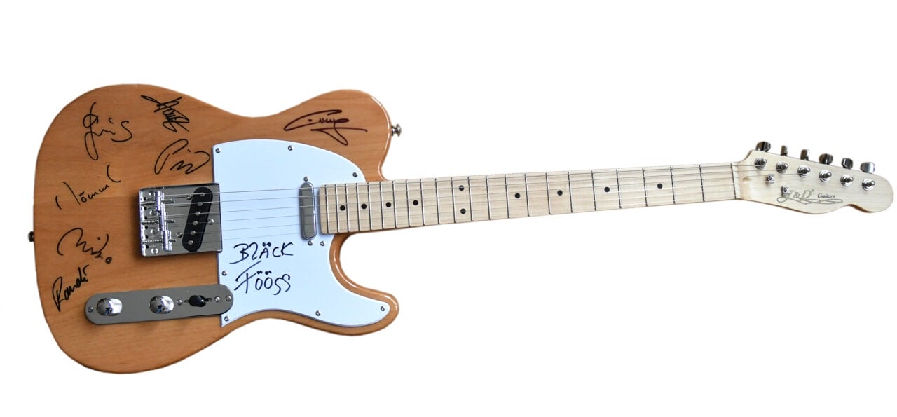 Zur Versteigerung steht eine signierte Gitarre mit Signaturen von Bläck Fööss.