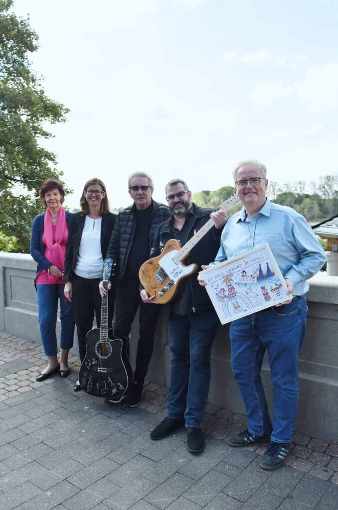 Eine Gruppe von Menschen posiert für ein Foto bei einer Versteigerung-Veranstaltung.