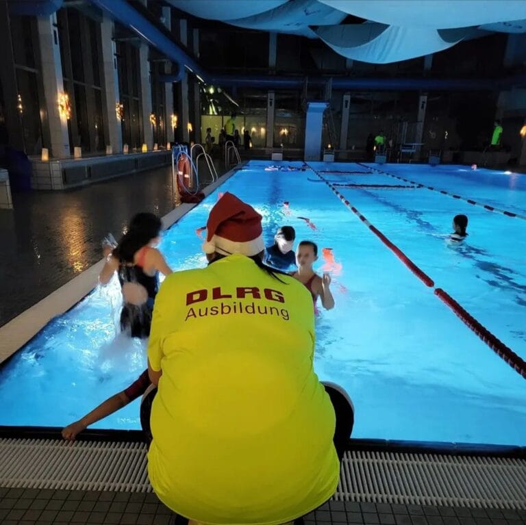 Mehr über den Artikel erfahren Adventsschwimmen der DLRG