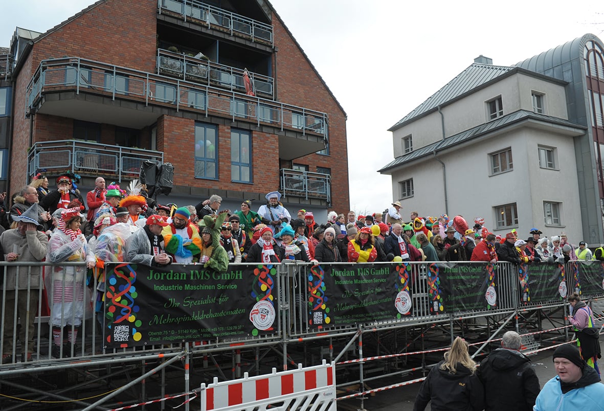 Am 19.02.2023 versammelte sich eine Menschenmenge zum PORZER ROSENSONNTAGSZUG.
