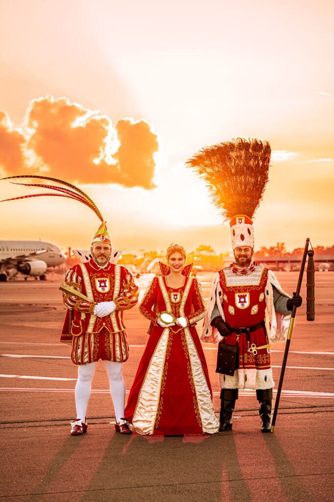 Das DAS PORZER DREIGESTIRN 2023, eine Gruppe kostümierter Menschen.