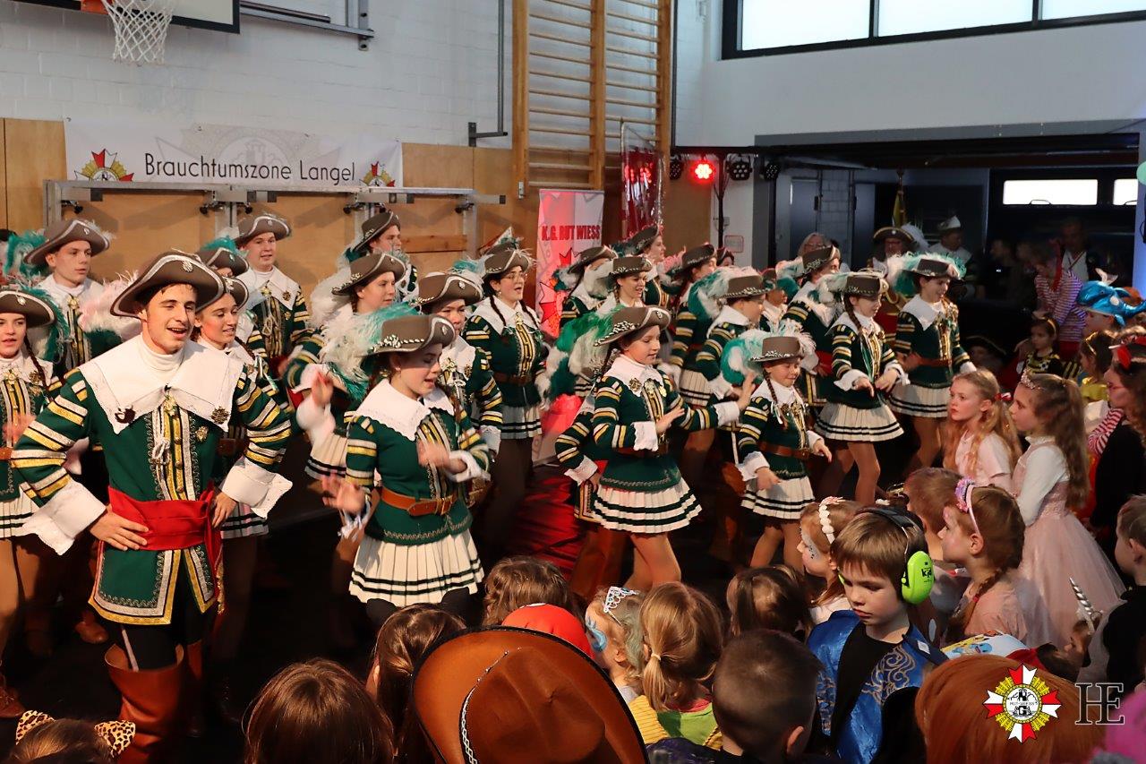 Eine Gruppe kostümierter Kinder bei der von K.G. organisierten Kindersitzung. Rut Wiess Löstige Langeler e.V. in einer Turnhalle.