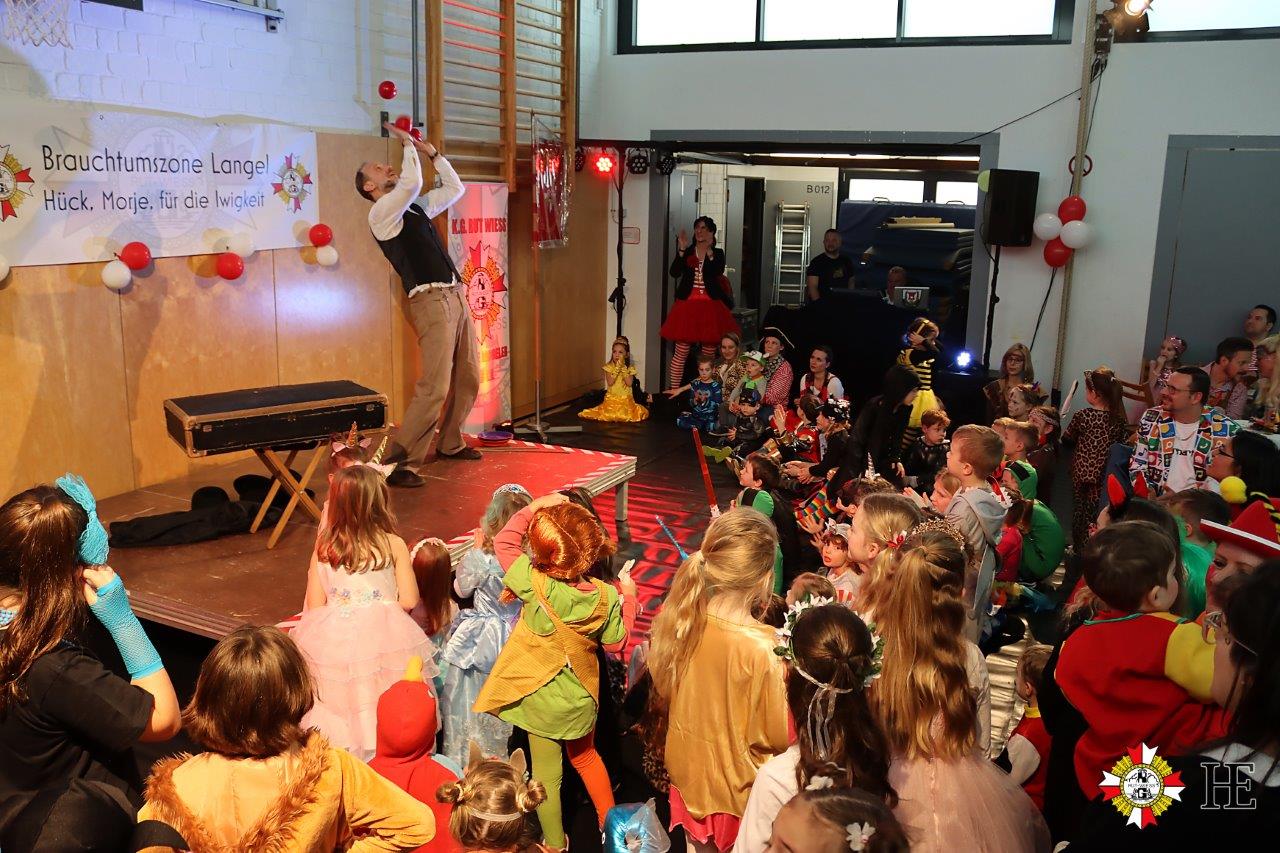 KG. Rut Wiess Löstige Langeler veranstaltet eine Dr. Seuss-Geburtstagsfeier mit einer lebhaften Kindersitzung.