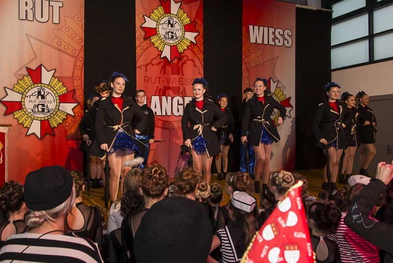 Die Sessionseröffnung fand in der Jakob-Engelshalle statt, wo eine Gruppe in Uniform gekleideter Menschen auf der Bühne auftrat. Der Auftritt gab einen nostalgischen Rückblick auf