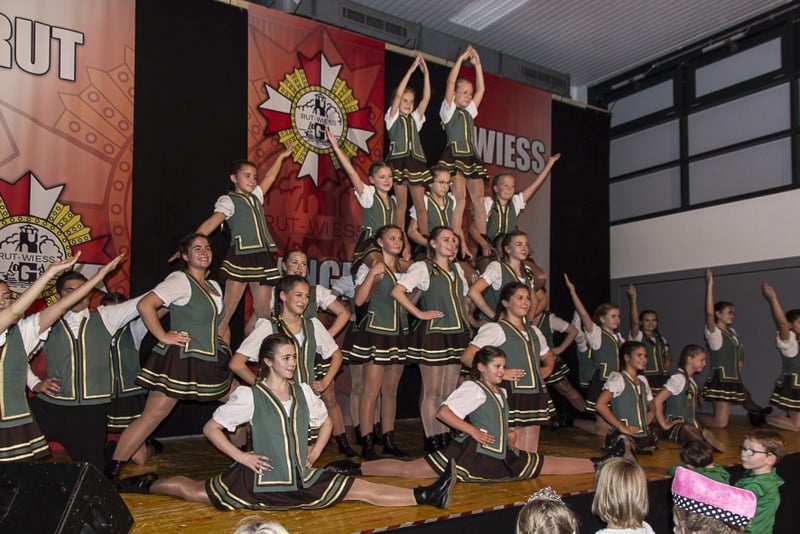 Jakob-Engelshalle, eine Gruppe von Mädchen, die während der Sessionseröffnung vor Publikum auf der Bühne auftreten.