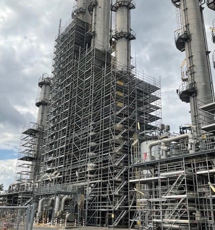 Für ein sicheres Arbeiten werden die Kolonnen komplett eingerüstet. Insgesamt werden für die Abstellung 160.000³ Gerüstmaterial benötigt (c)LYB.jpg