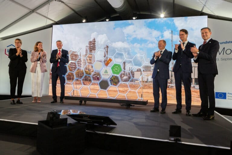 Mehr über den Artikel erfahren LYB legt den Grundstein für die erste großtechnische Anlage für chemischesRecycling am Standort Wesseling