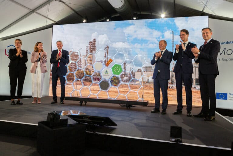 Mehr über den Artikel erfahren LYB legt den Grundstein für die erste großtechnische Anlage für chemischesRecycling am Standort Wesseling