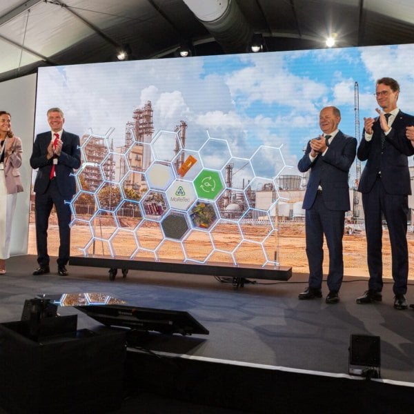 LYB legt den Grundstein für die erste großtechnische Anlage für chemischesRecycling am Standort Wesseling