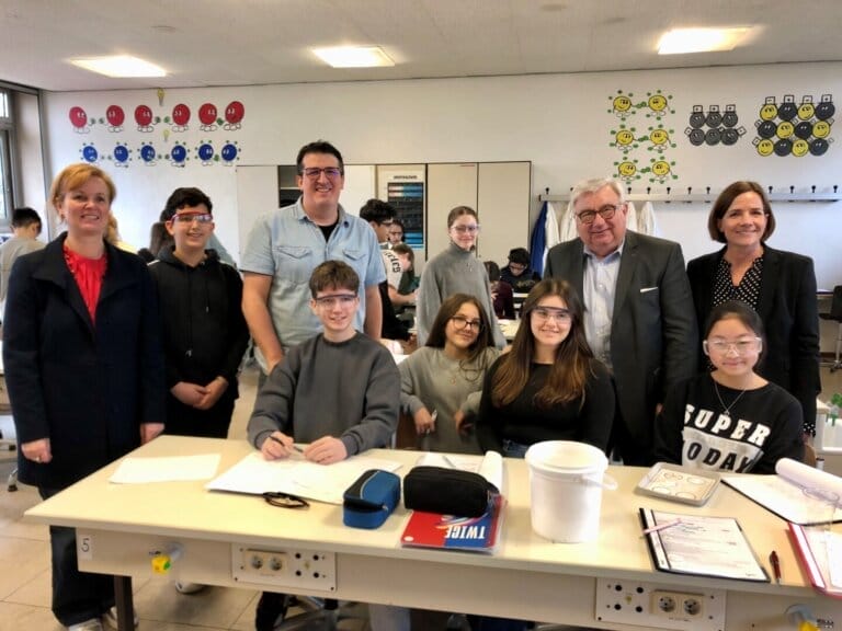 Mehr über den Artikel erfahren MINT-Bildungsprogramm TuWaS!: TÜV Rheinland Stiftung ermöglicht praxisnahe naturwissenschaftlich-technischen Unterricht