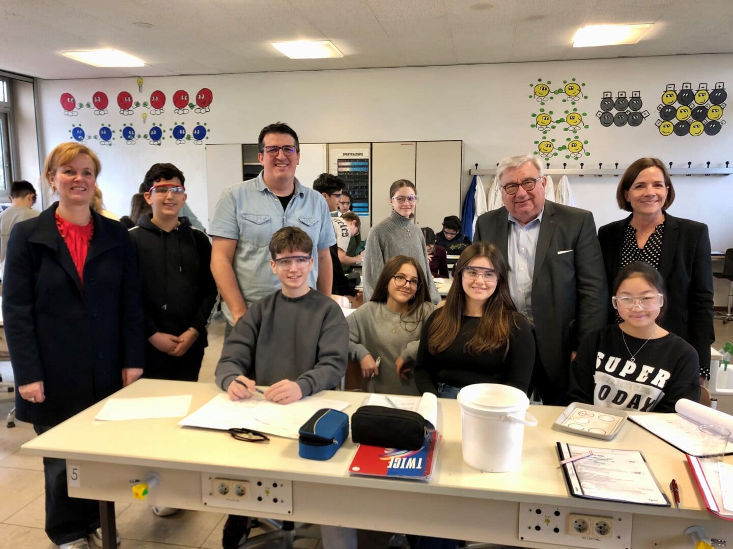 Du betrachtest gerade MINT-Bildungsprogramm TuWaS!: TÜV Rheinland Stiftung ermöglicht praxisnahe naturwissenschaftlich-technischen Unterricht