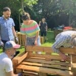 Sitzgelegenheiten und Holzpavillon für wohnungslose Männer: