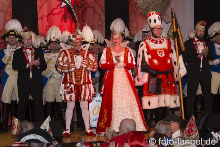 Mehr über den Artikel erfahren Rut unsere Liebe, wiess dat Hoor, zesamme ston mer he zick 70 Johr.