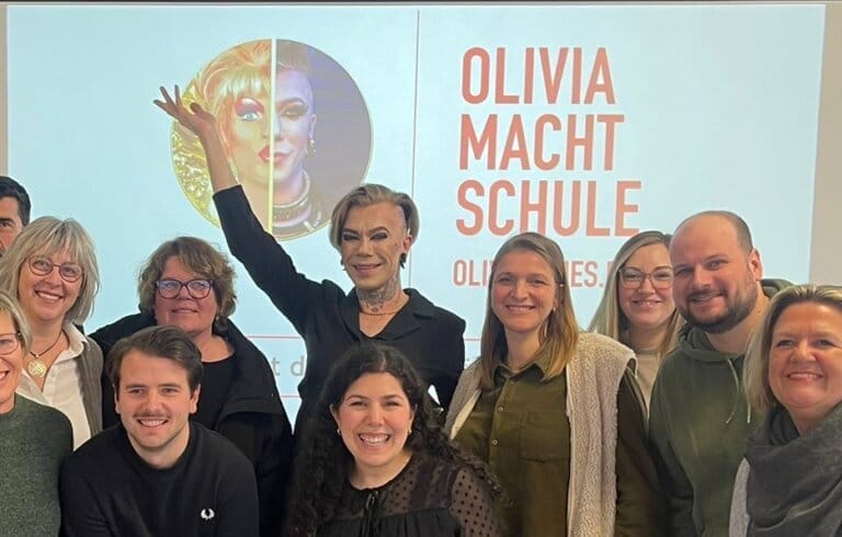 Mehr über den Artikel erfahren Veuve Noire begeistert Schülerinnen und Schüler des Berufskollegs Porz: Eine Botschaft für Toleranz und Vielfalt