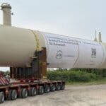 Zwei 250.000 Liter Tanks werden behutsam zur MoReTec- Anlage von LYB Wesseling transportiert