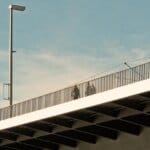 Brücke, Architektur, Geländer, Stadt, Struktur, Straßenlampe, Beleuchtung, Menschen, Düsseldorf, Natur, Rheinbrücke, Fluss, urban, Himmel, blau, Wolken