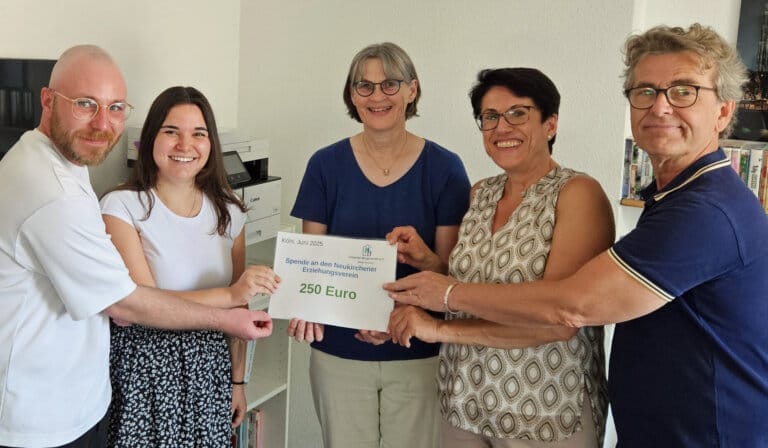 Mehr über den Artikel erfahren Urbacher Bürgerverein spendet 250 Euro für die Bücherecke