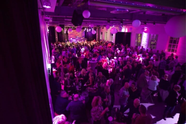 Mehr über den Artikel erfahren Ü45 Silvester-Party im Engelshof Köln-Porz: Gemeinsam ins neue Jahr!