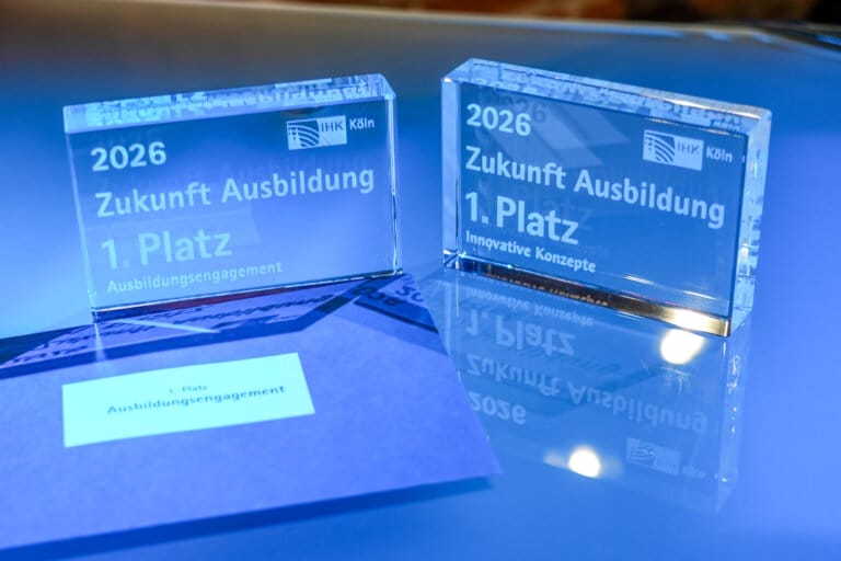Mehr über den Artikel erfahren Ausgezeichnete Ausbildung in Köln: IHK ehrt die Besten – Bergisch Gladbach und Köln triumphieren