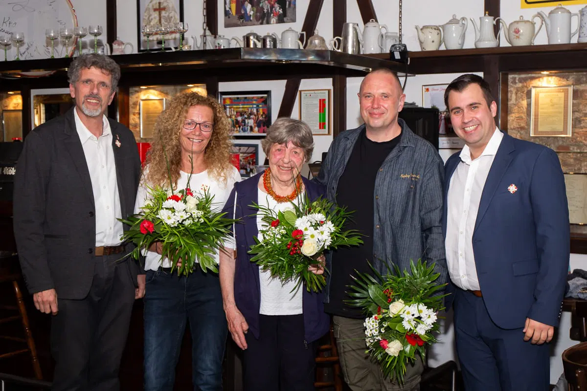 Georg Melchers (rechts, Geschäftsführer) und Tom Pfeiffer (links, Präsident) verabschieden die ausscheidenden Vorstandmitglieder mit Blumen. v.l.n.r. Marion Neumann, Anneliese Reichwein, Sascha Sangermann